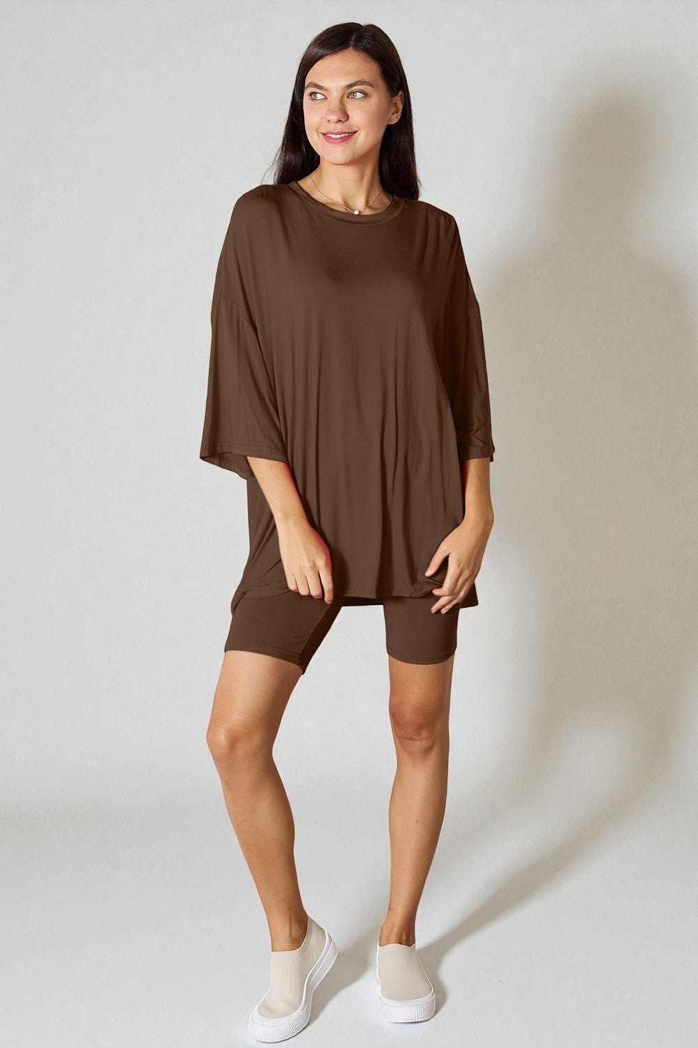 Conjunto de pantalones cortos y top de manga tres cuartos de rayón suave