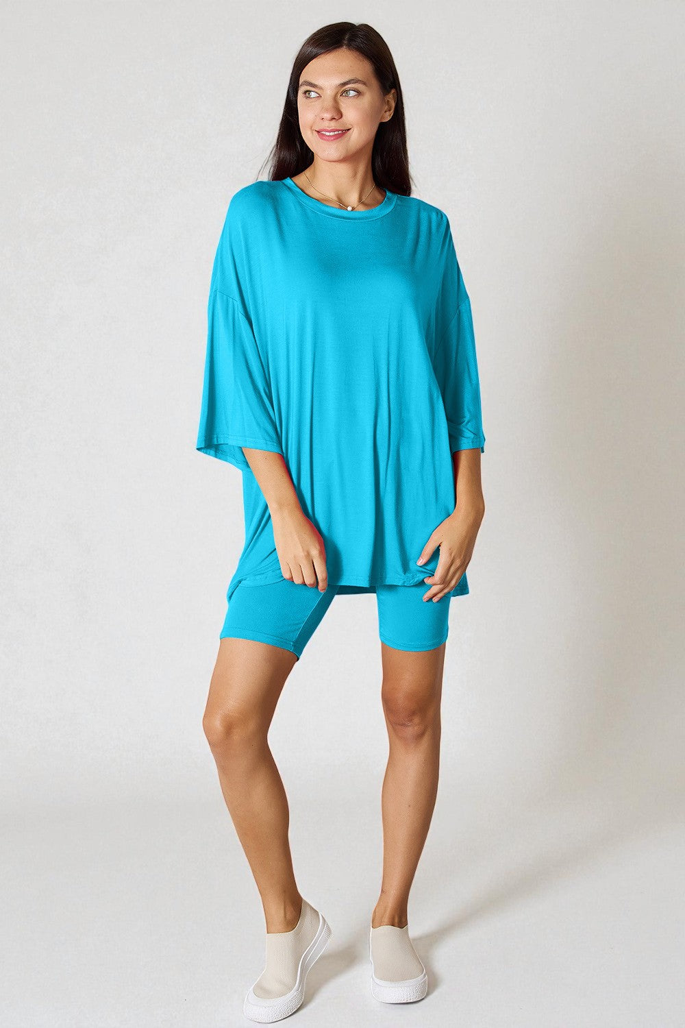 Conjunto de pantalones cortos y top de manga tres cuartos de rayón suave