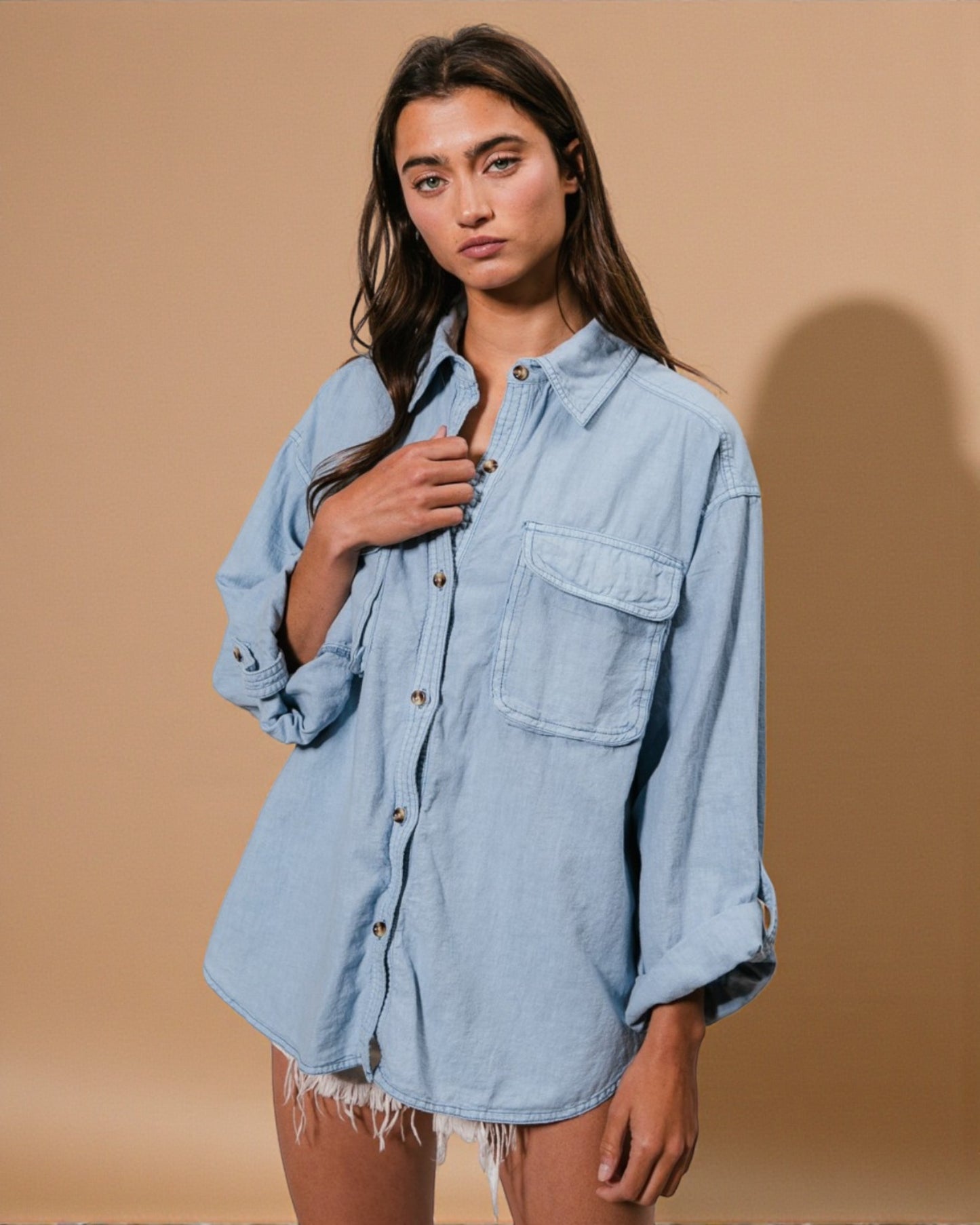Chemise en jean boutonnée avec détails surpiqués