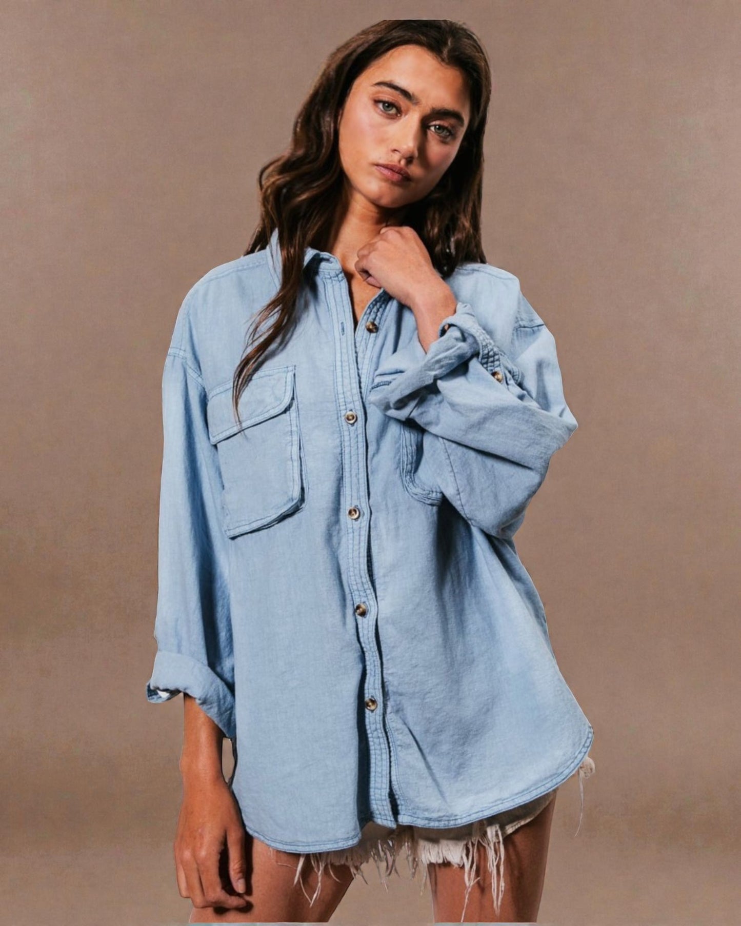Chemise en jean boutonnée avec détails surpiqués
