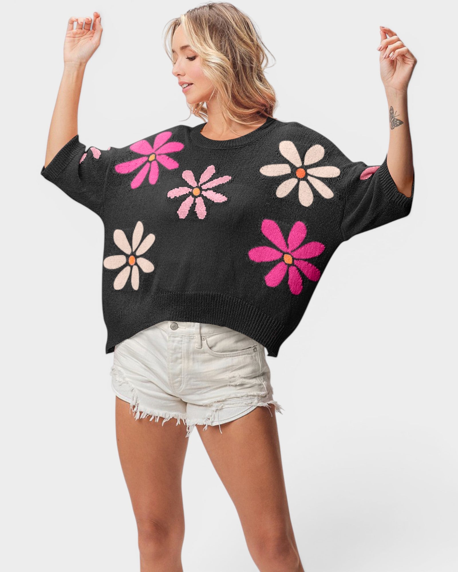 Suéter corto con estampado floral fucsia rosa en negro