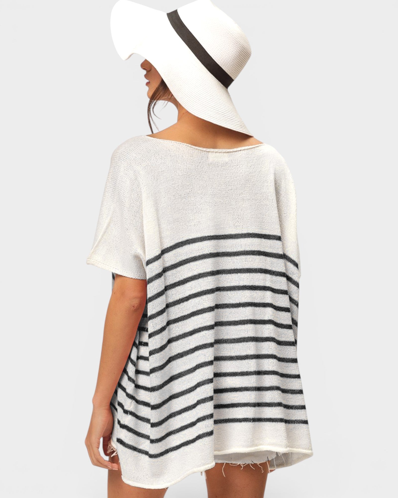 Blusa de manga corta a rayas con escote en V en color negro