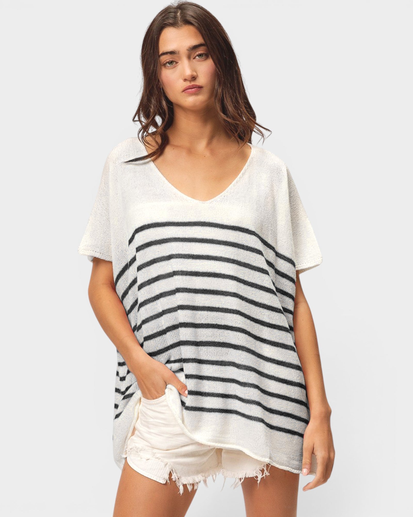 Blusa de manga corta a rayas con escote en V en color negro