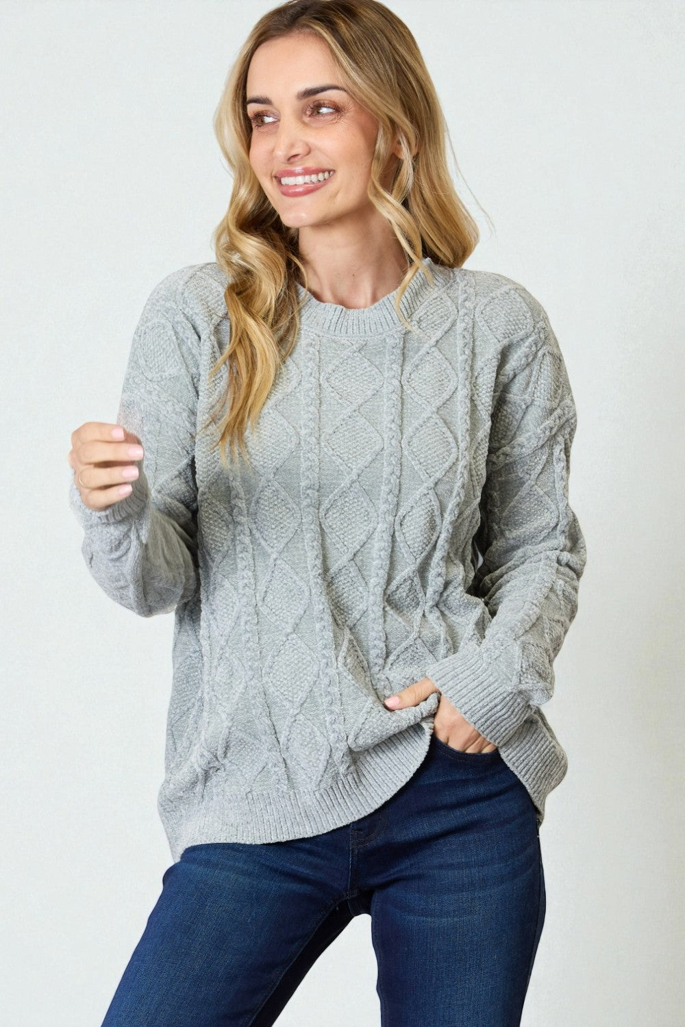 Jersey de punto trenzado con cuello redondo en Dust Sage