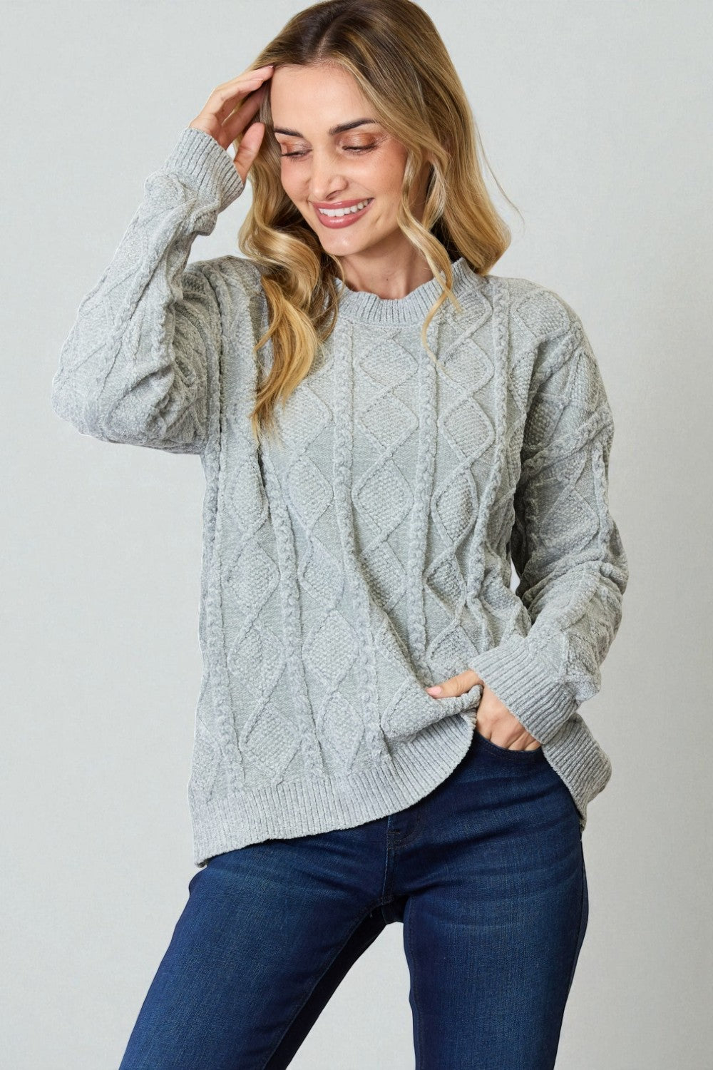 Jersey de punto trenzado con cuello redondo en Dust Sage