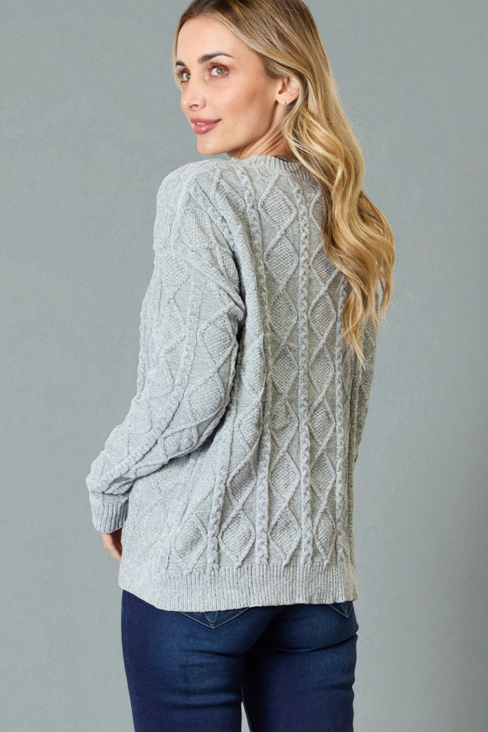 Jersey de punto trenzado con cuello redondo en Dust Sage