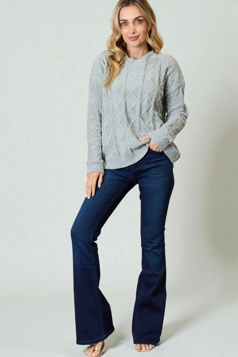 Jersey de punto trenzado con cuello redondo en Dust Sage