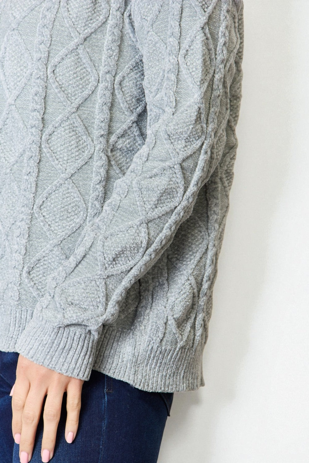 Jersey de punto trenzado con cuello redondo en Dust Sage