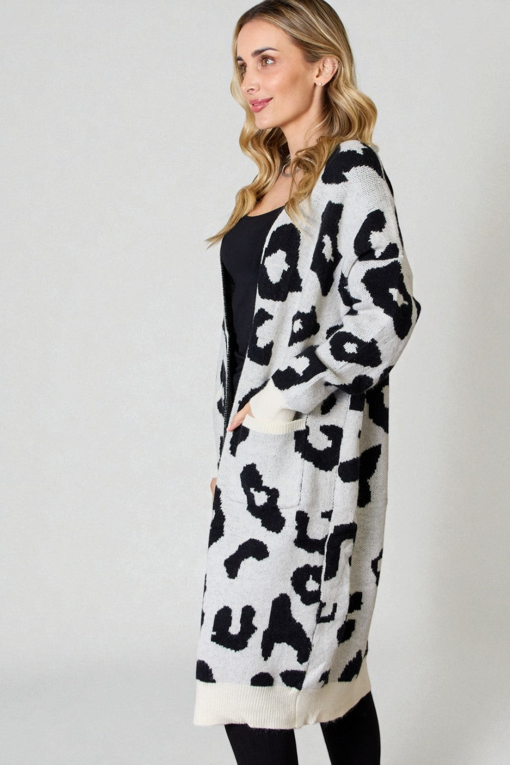 Cárdigan con frente abierto y estampado de leopardo en marfil