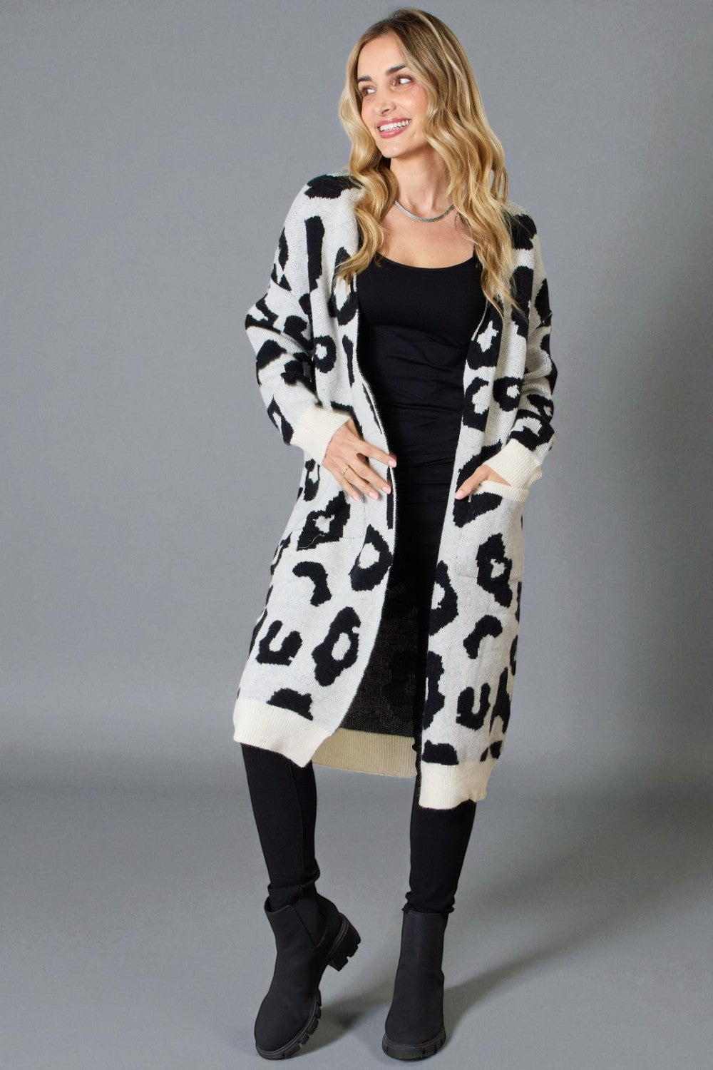 Cárdigan con frente abierto y estampado de leopardo en marfil