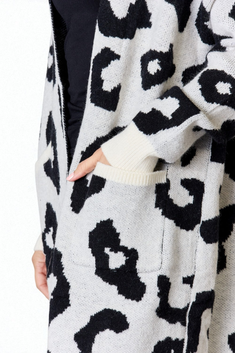 Cárdigan con frente abierto y estampado de leopardo en marfil