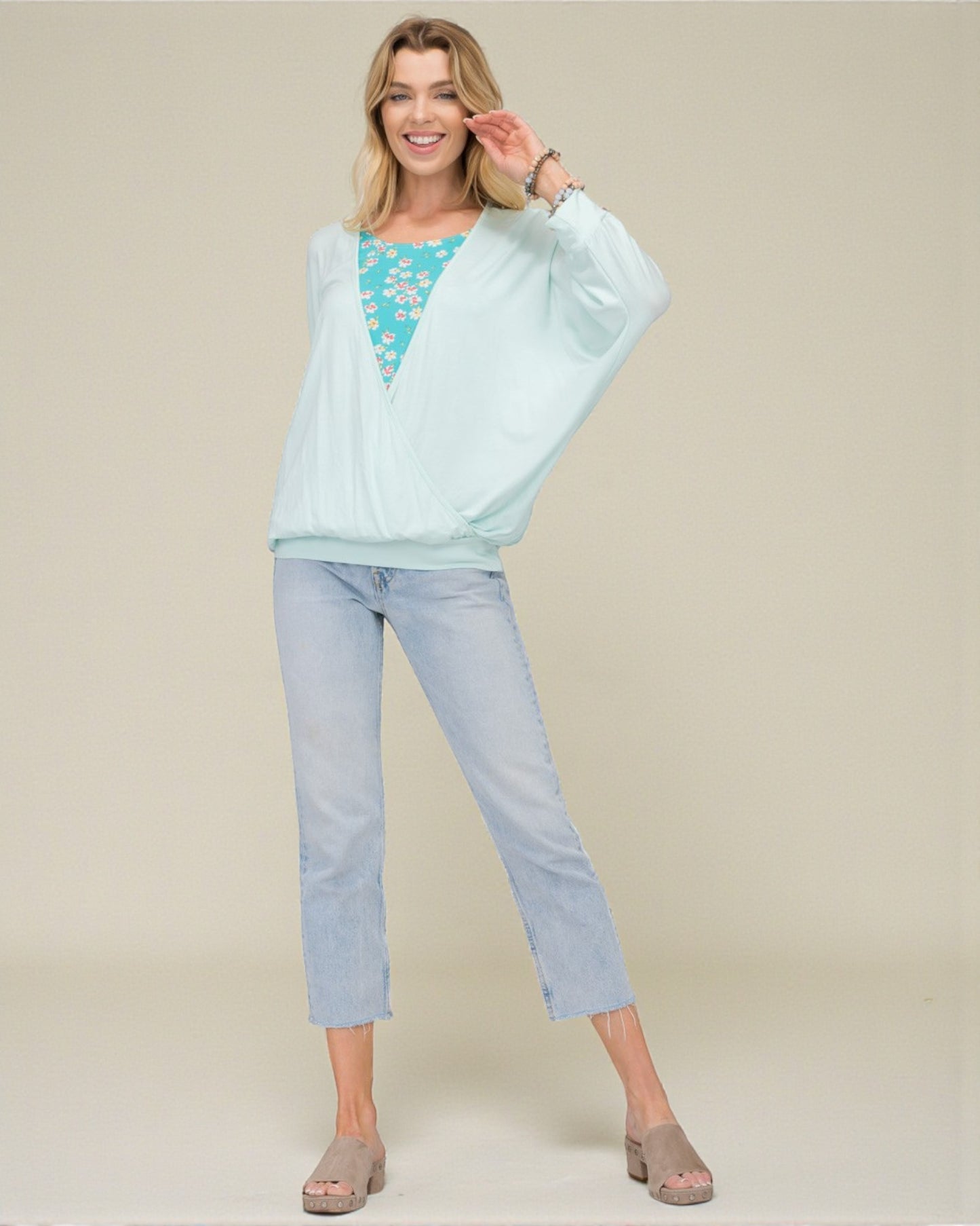 Haut à effet superposé fleuri en menthe