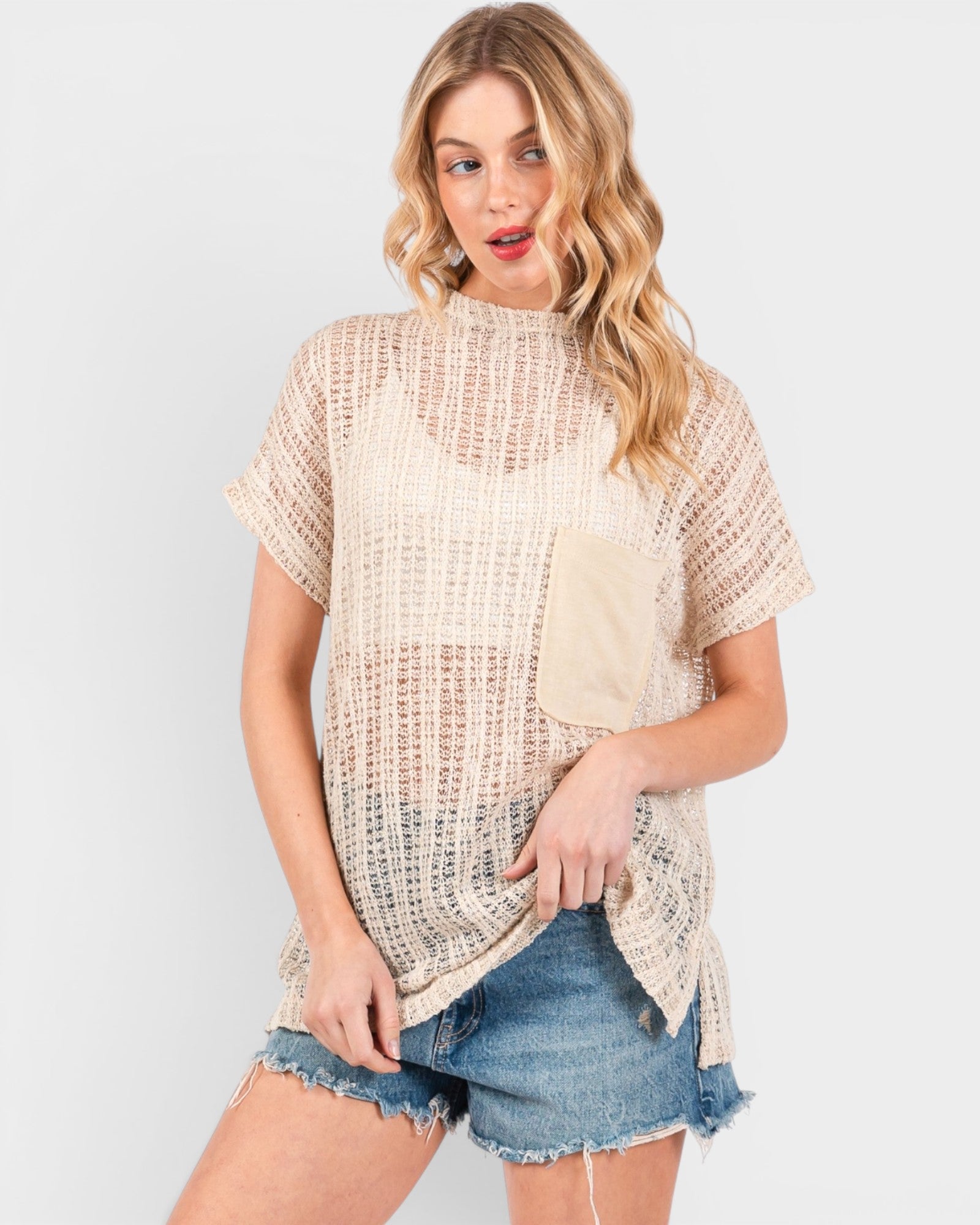 Blusa de crochet transparente con cuello alto en color avena