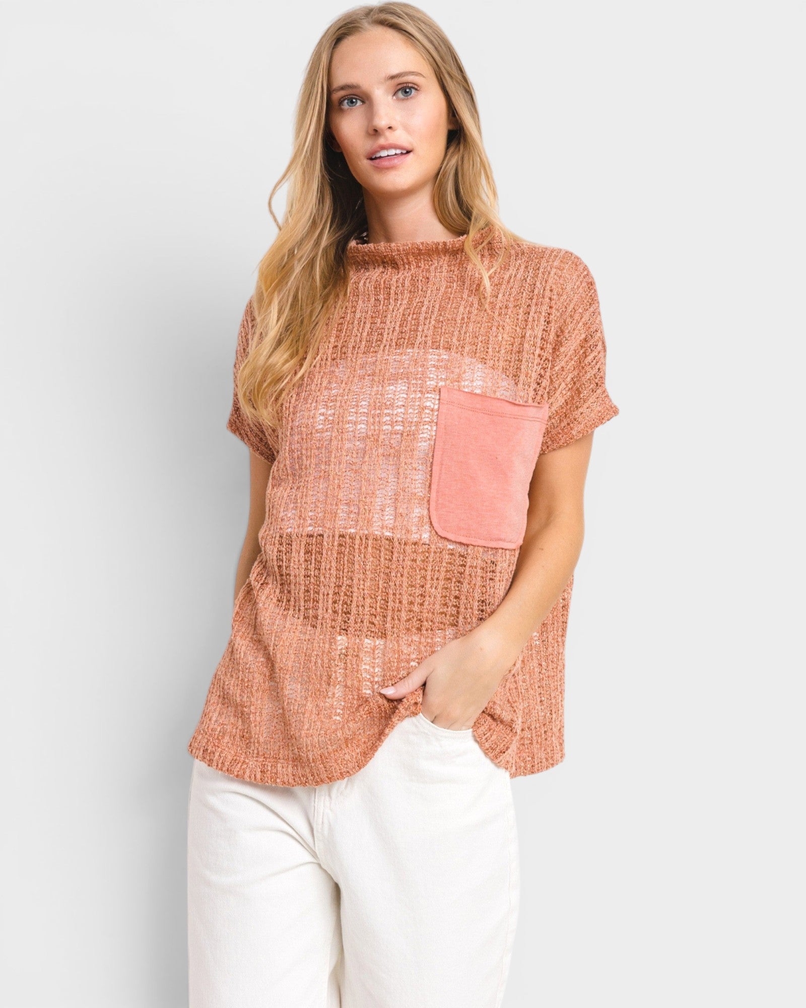 Blusa de crochet transparente con cuello alto en color óxido