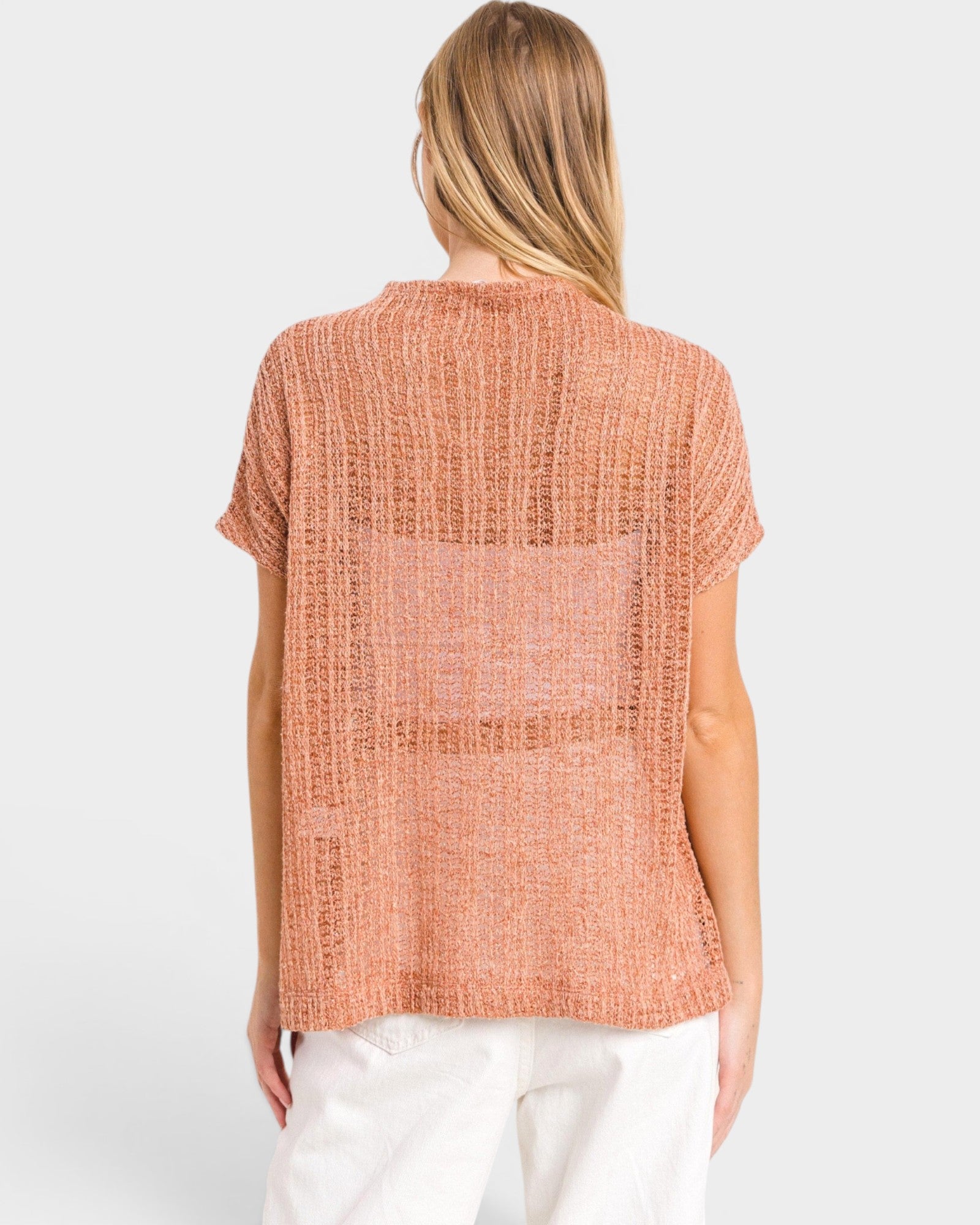 Blusa de crochet transparente con cuello alto en color óxido