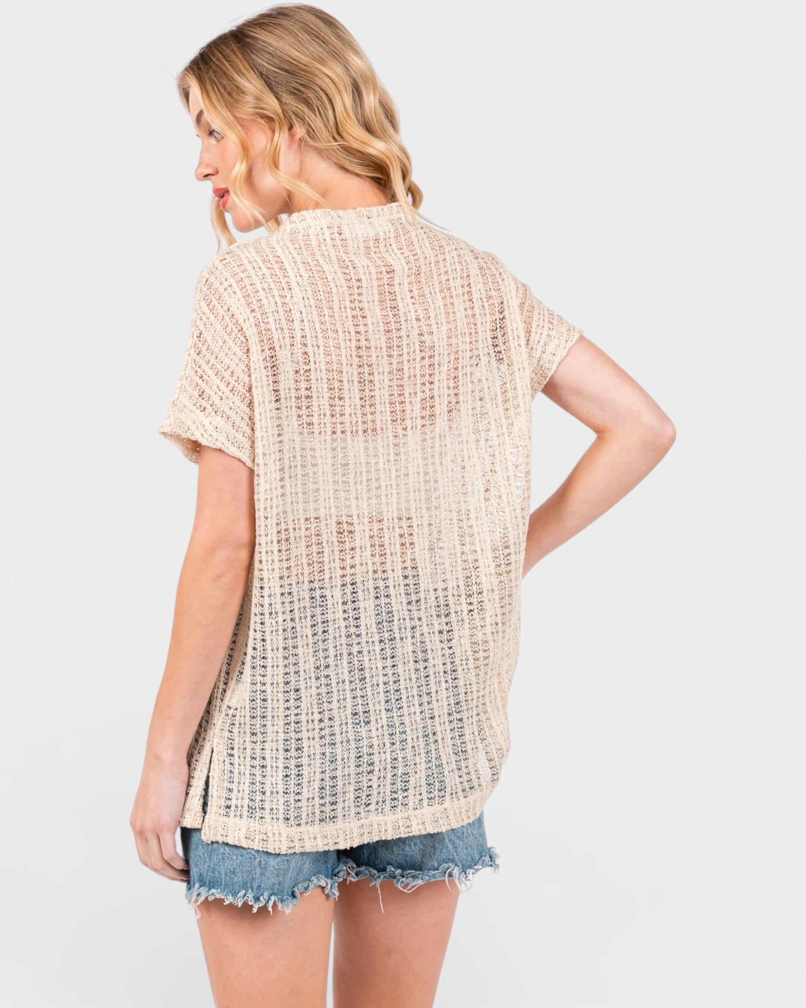 Blusa de crochet transparente con cuello alto en color avena