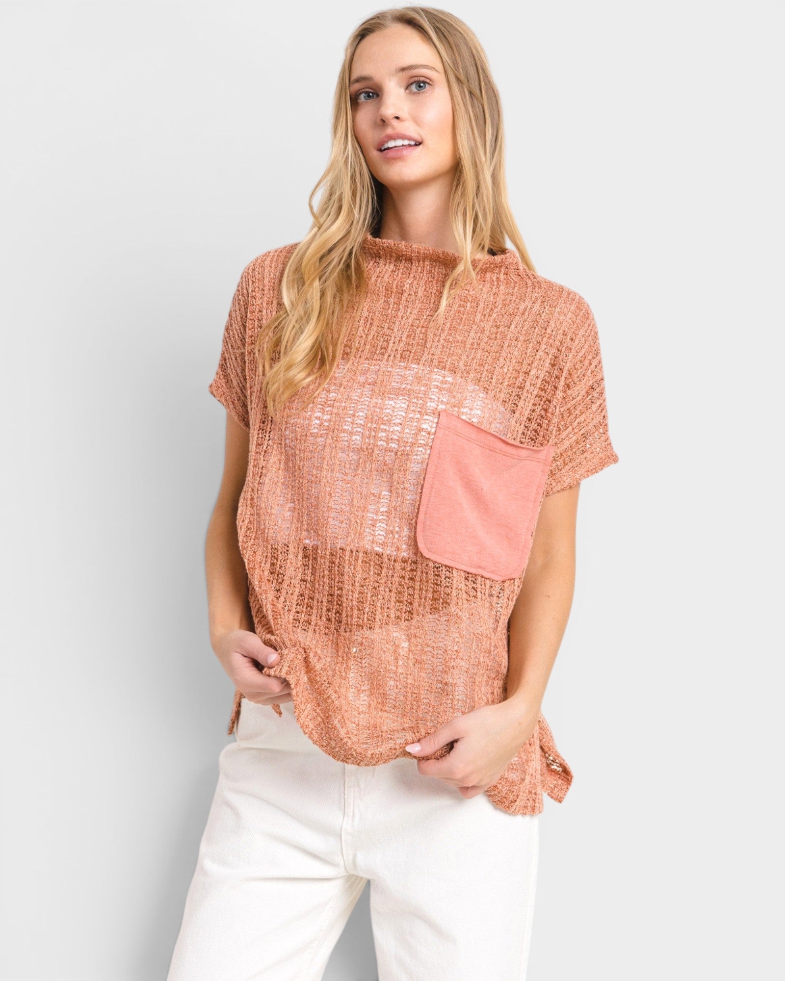 Blusa de crochet transparente con cuello alto en color óxido