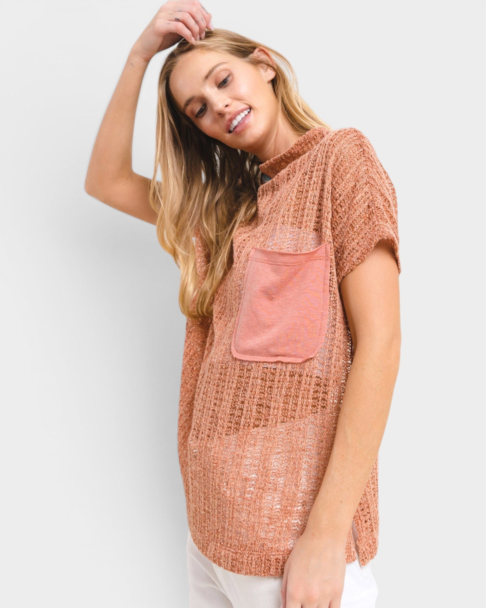 Blusa de crochet transparente con cuello alto en color óxido