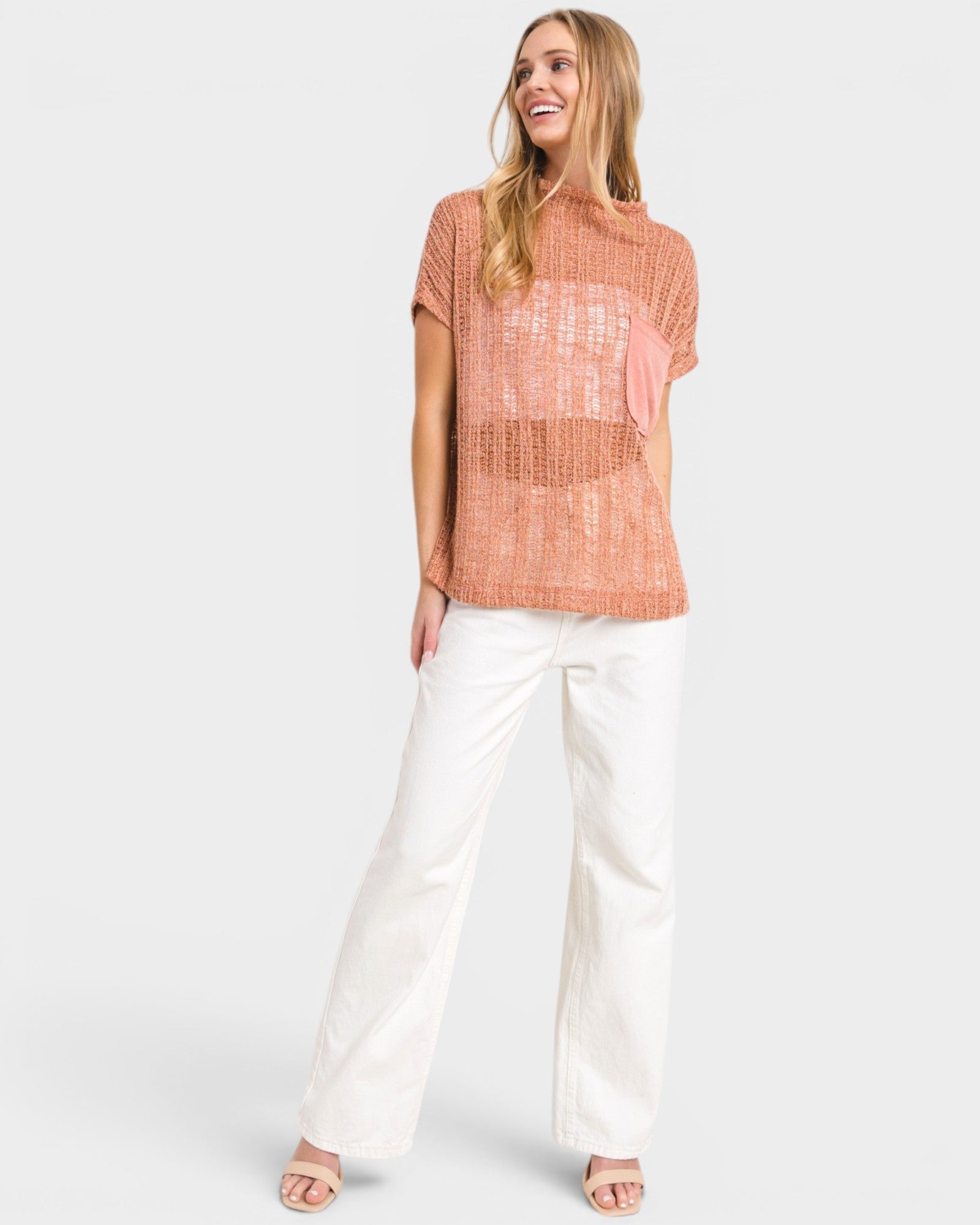 Blusa de crochet transparente con cuello alto en color óxido
