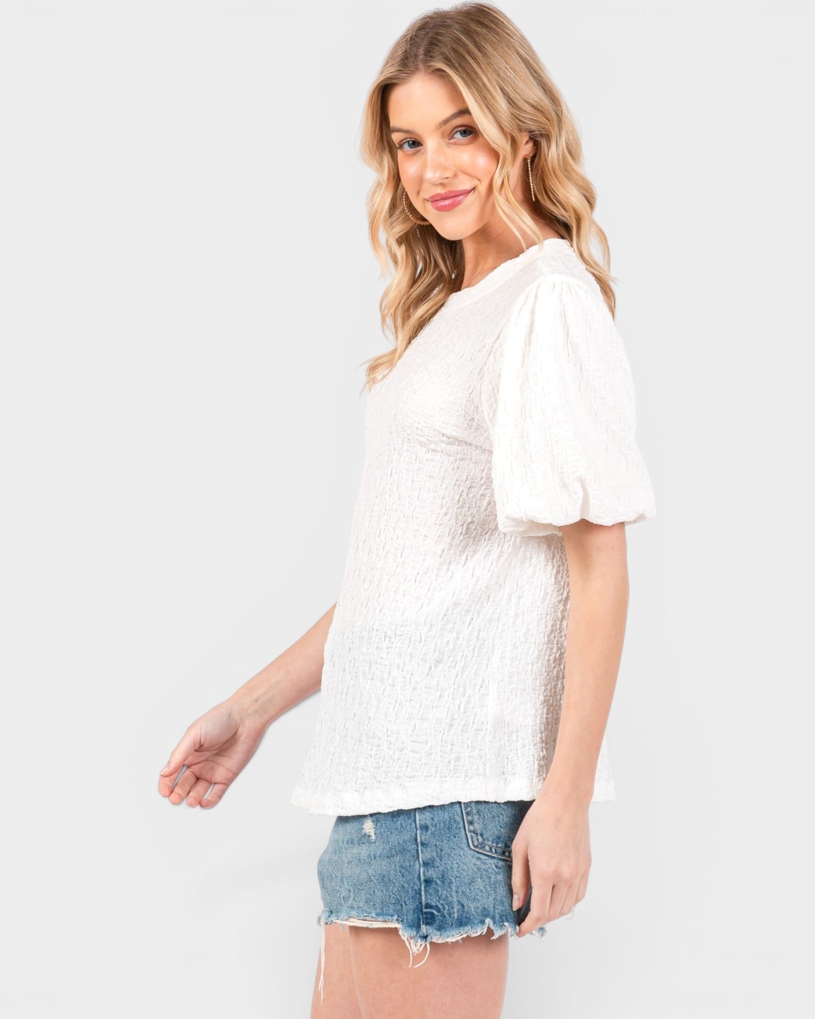 Blusa texturizada con mangas abullonadas en color marfil
