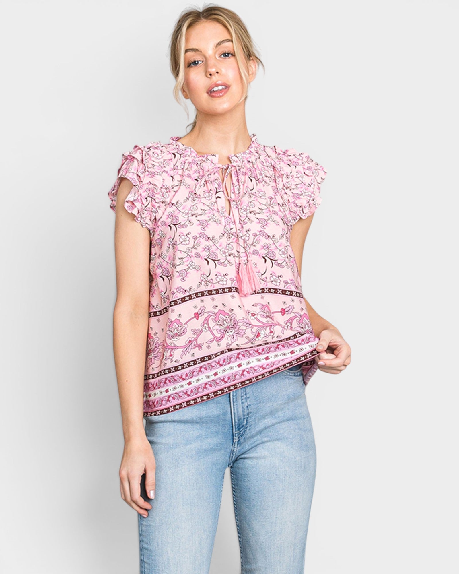 Blusa con volantes en las mangas y estampado floral en color rosa