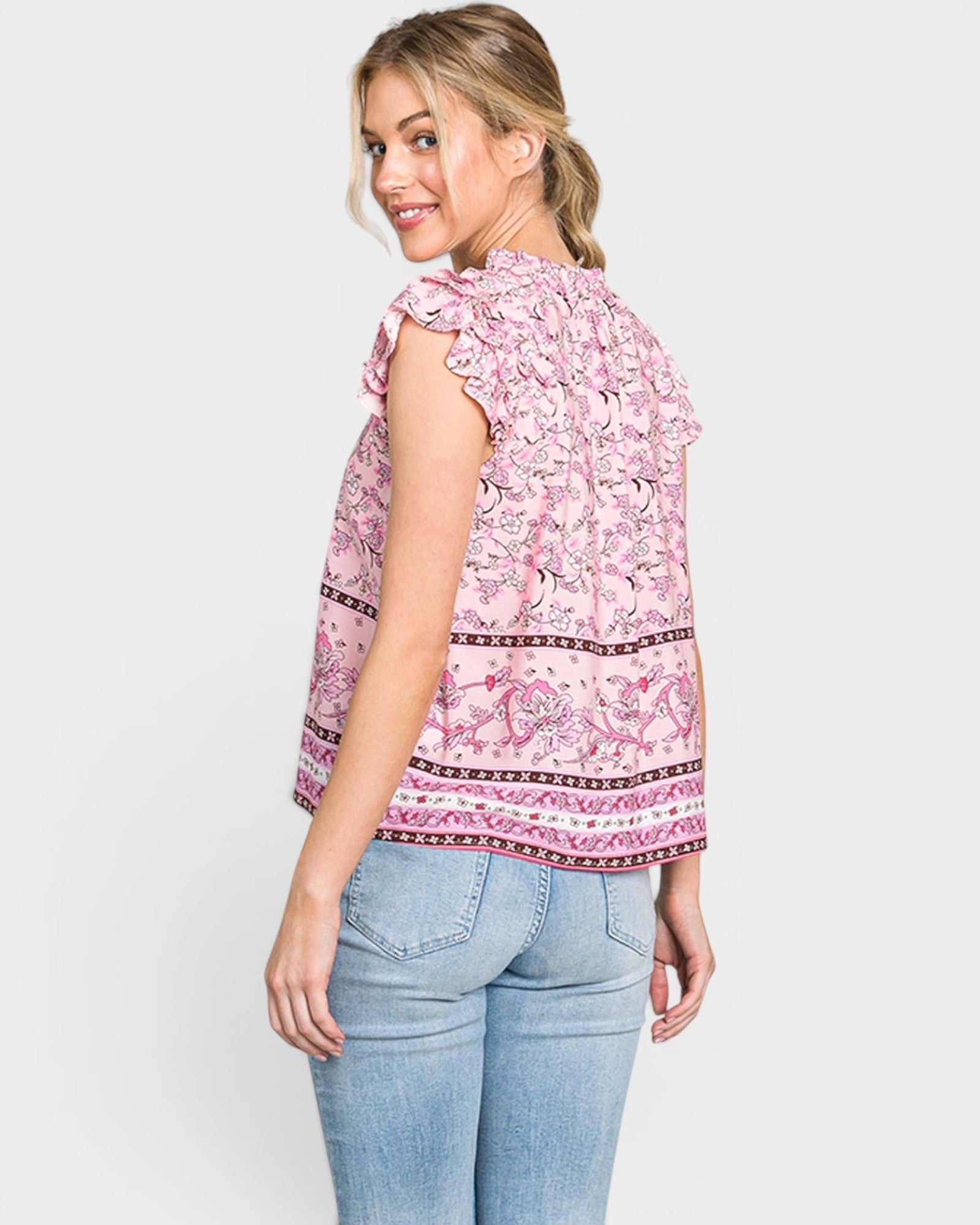Blusa con volantes en las mangas y estampado floral en color rosa