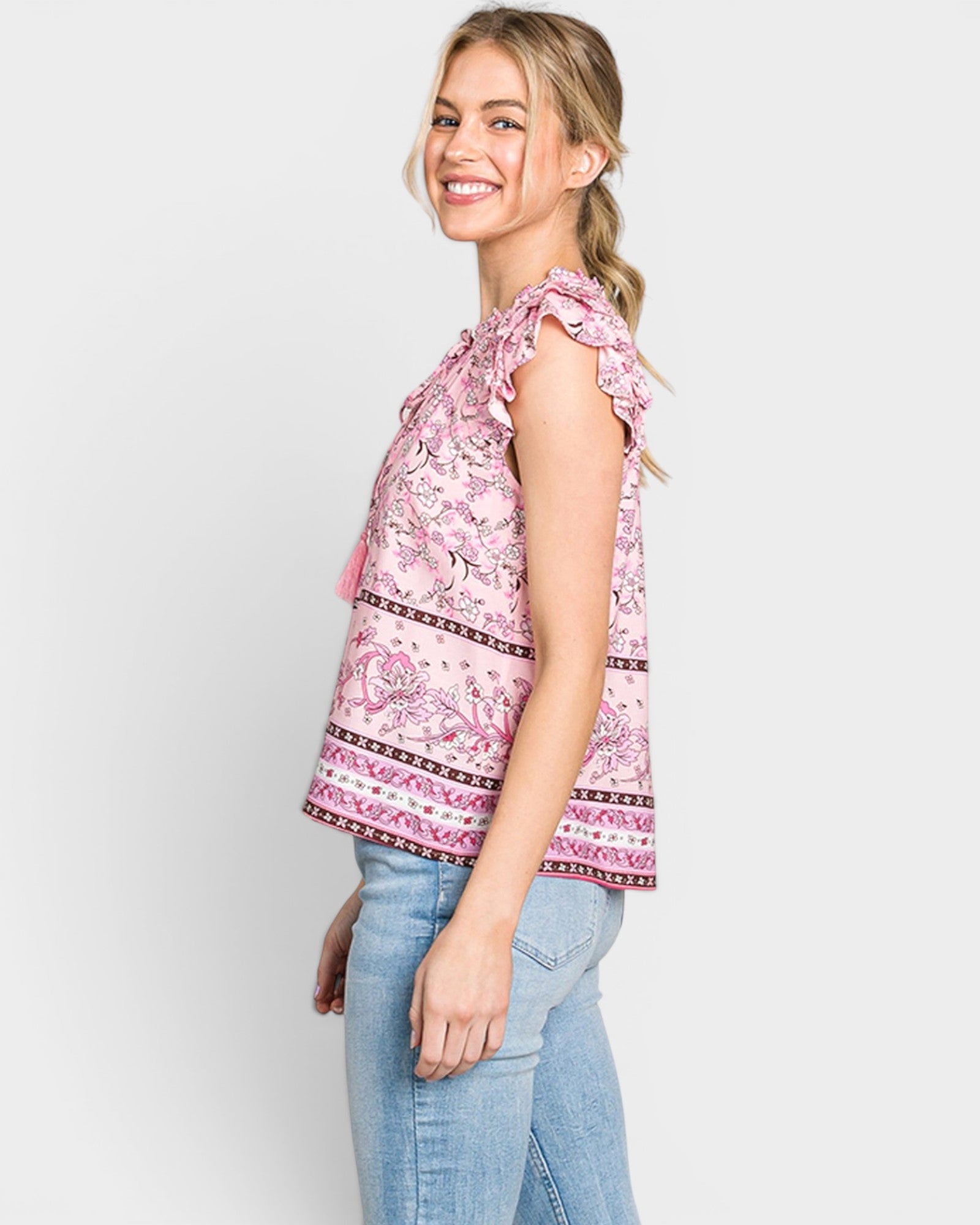 Blusa con volantes en las mangas y estampado floral en color rosa
