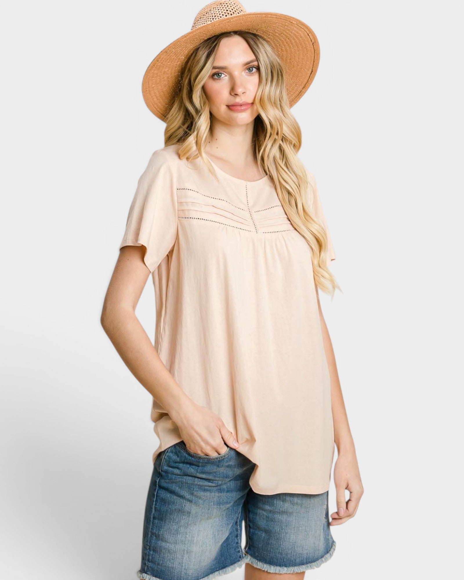 Camiseta de manga corta con cuello redondo y detalle de ojales en color melocotón