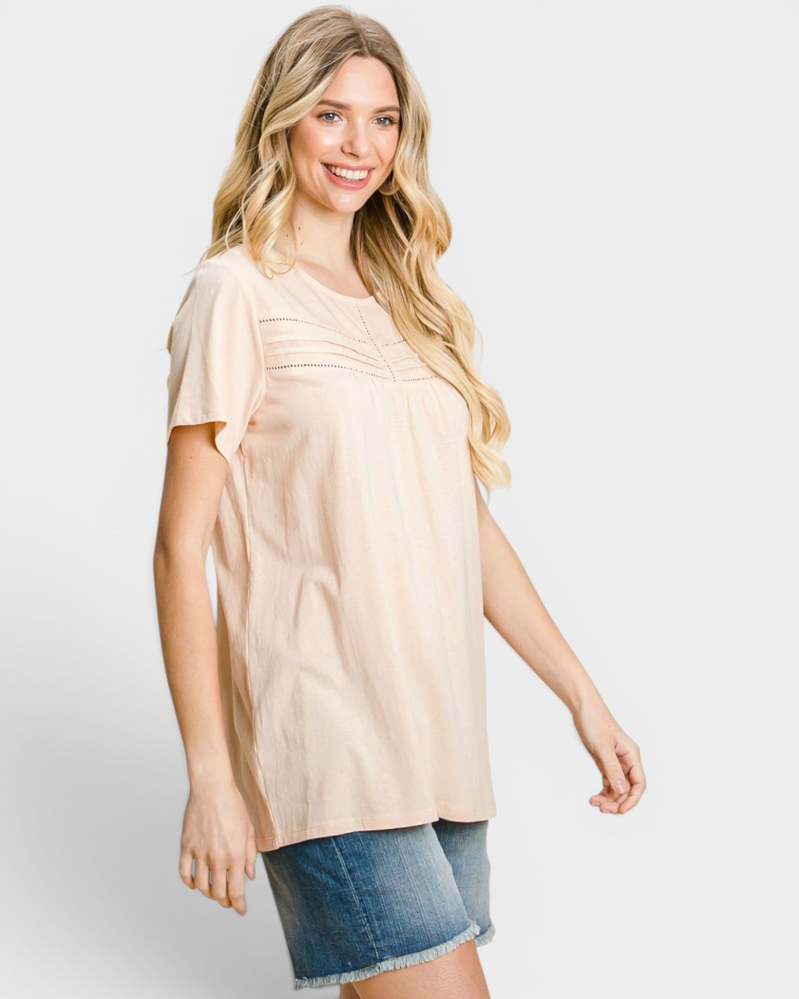 Camiseta de manga corta con cuello redondo y detalle de ojales en color melocotón