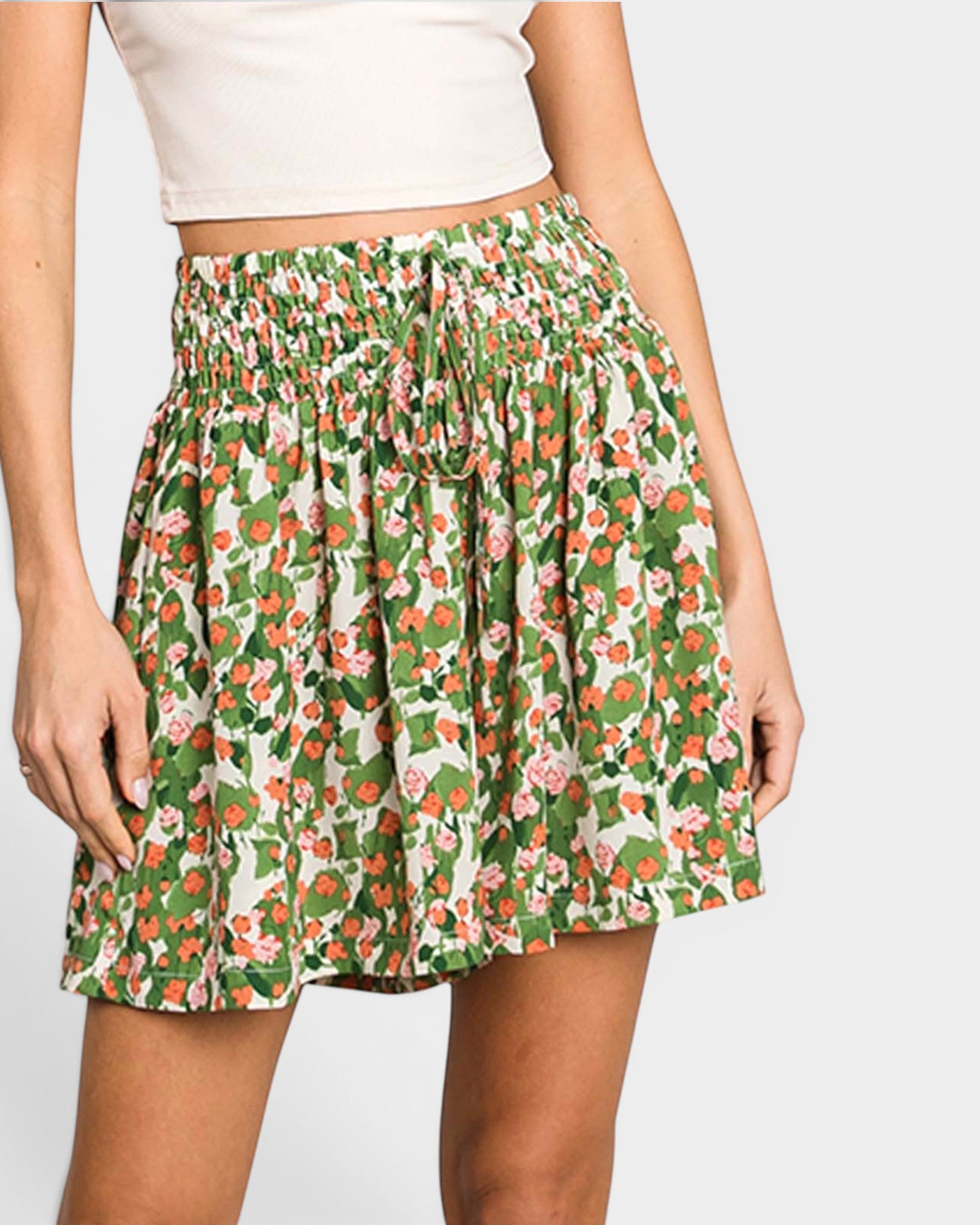 Falda pantalón con cintura fruncida y estampado floral verde