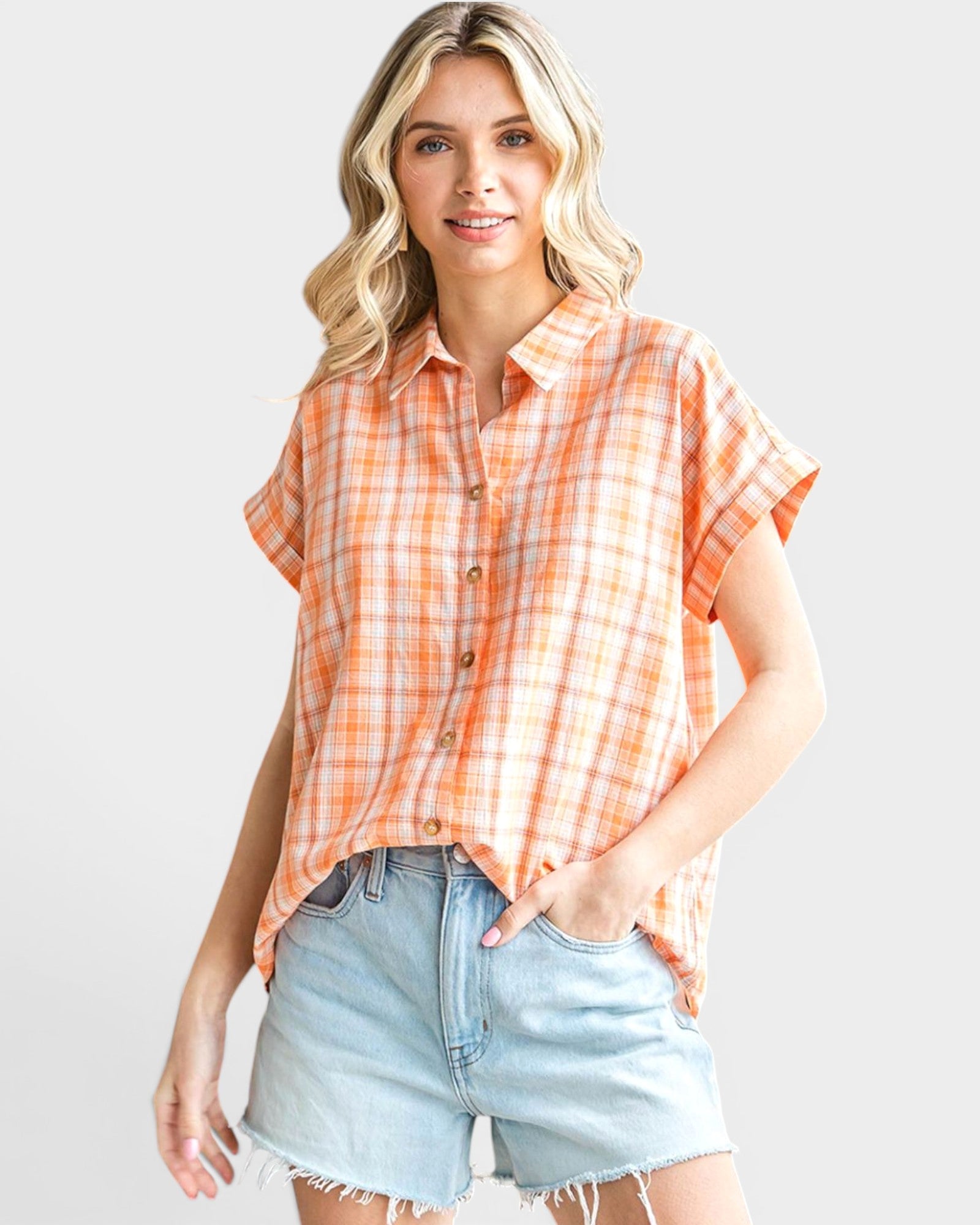 Camisa de manga corta con botones a cuadros en color naranja