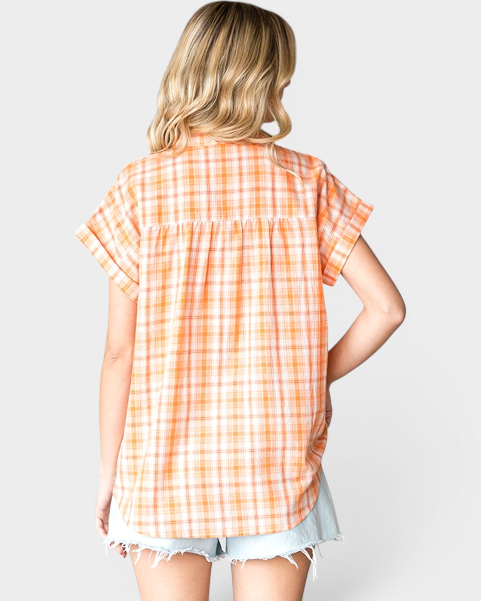 Camisa de manga corta con botones a cuadros en color naranja