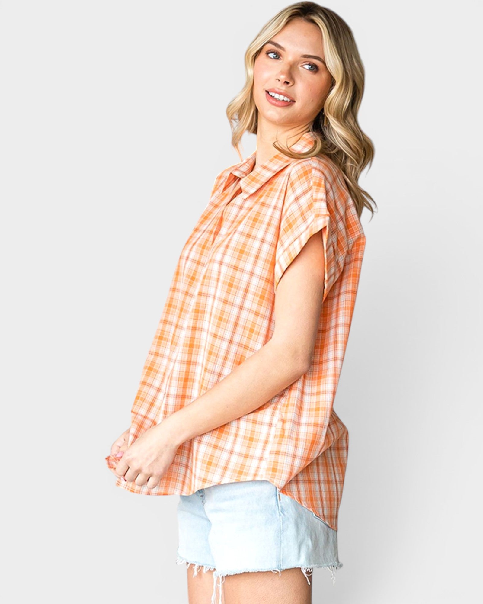 Camisa de manga corta con botones a cuadros en color naranja