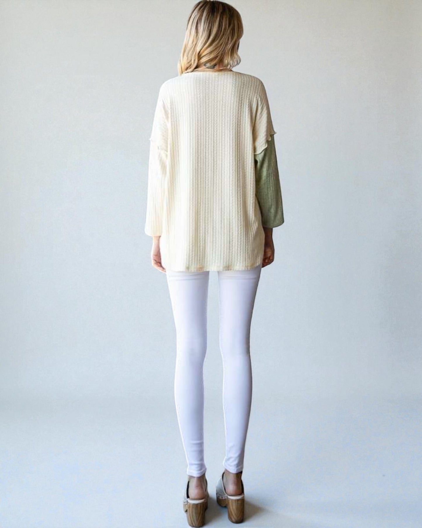 Blusa con hombros caídos y bloques de color en combinación de artemisa