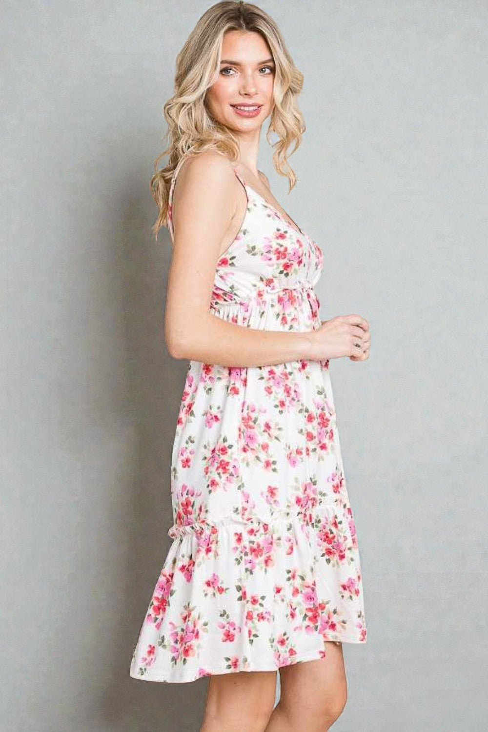 Vestido camisero corto sin mangas con volantes florales en color marfil