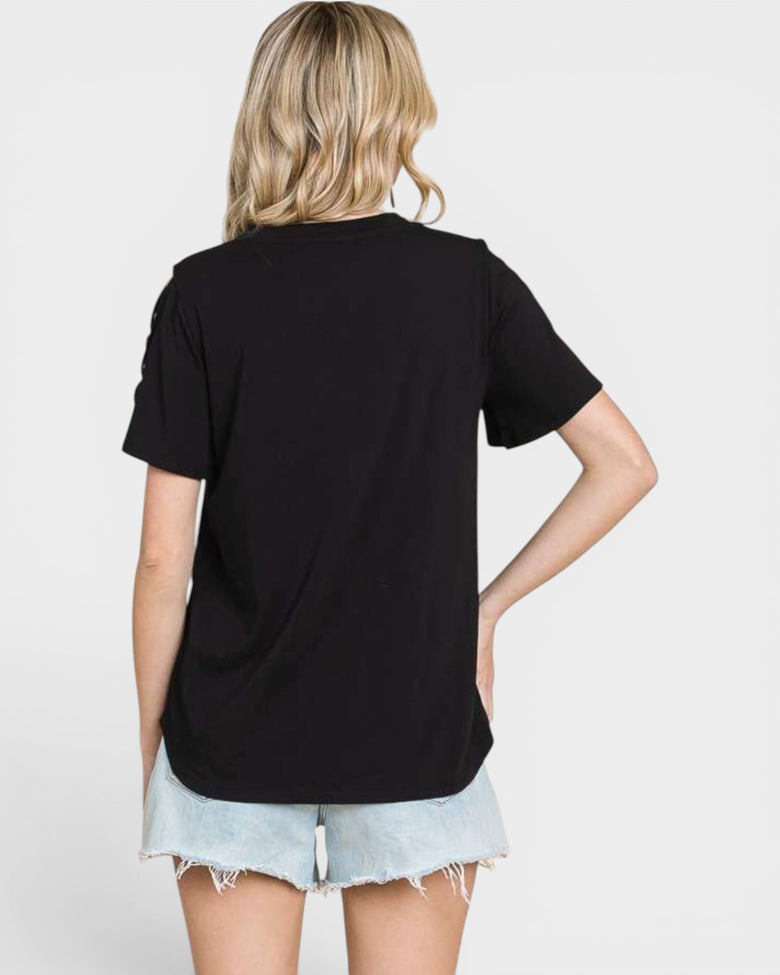 Camiseta de manga corta con cuello redondo y detalle de abertura