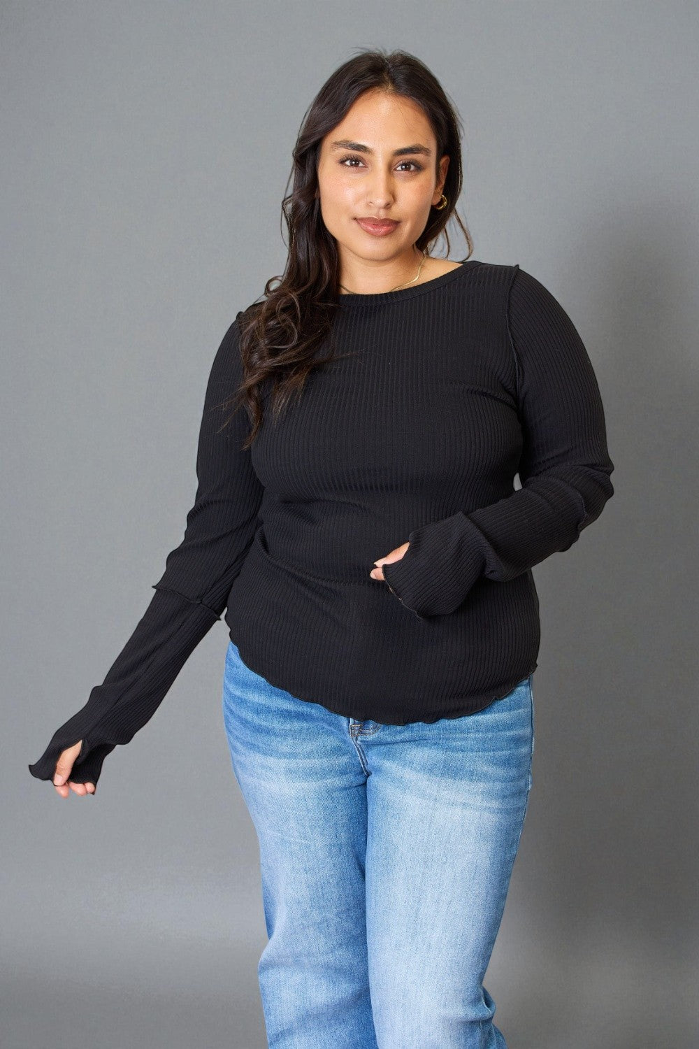 Top de manga larga con cuello redondo de canalé en negro
