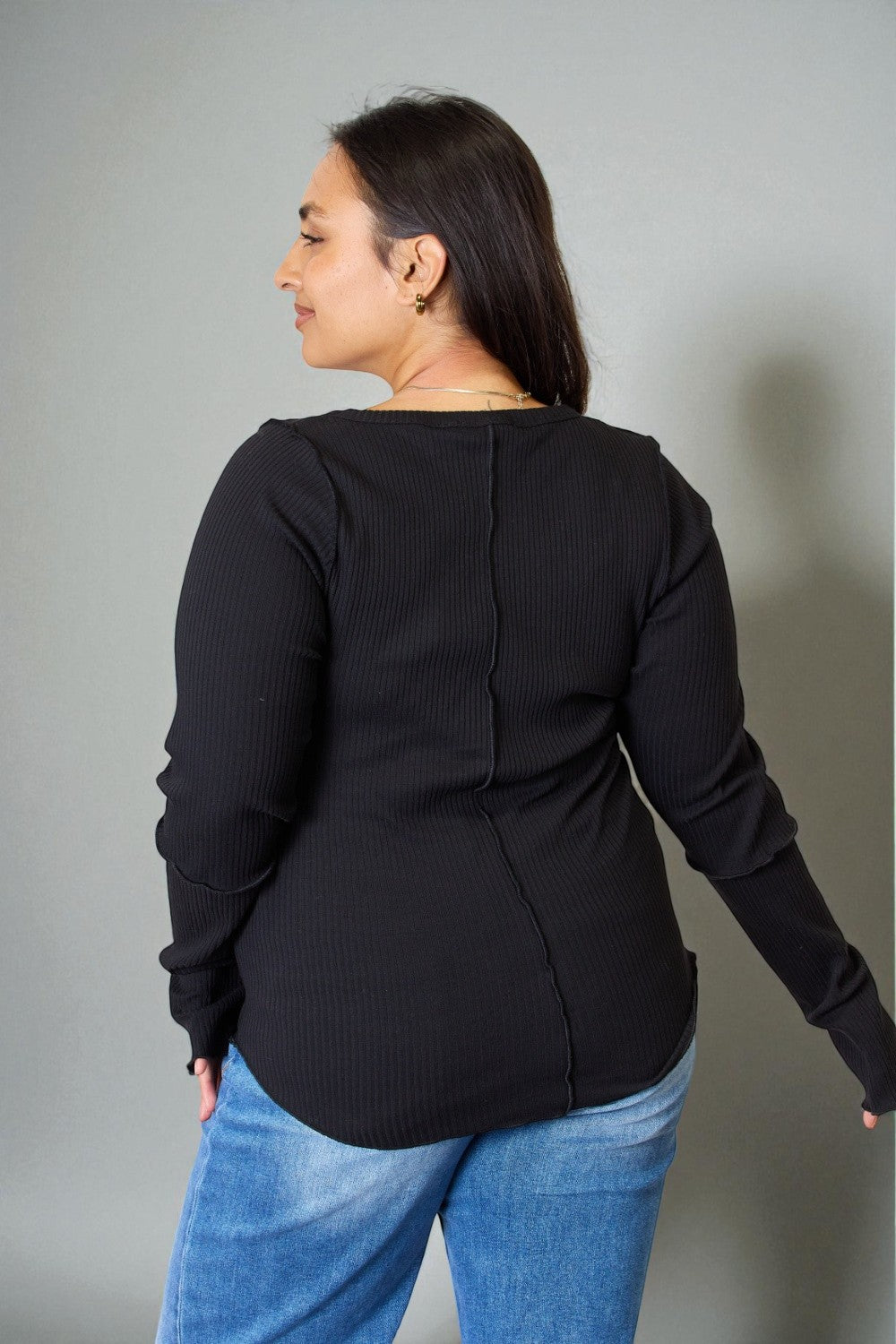Top de manga larga con cuello redondo de canalé en negro