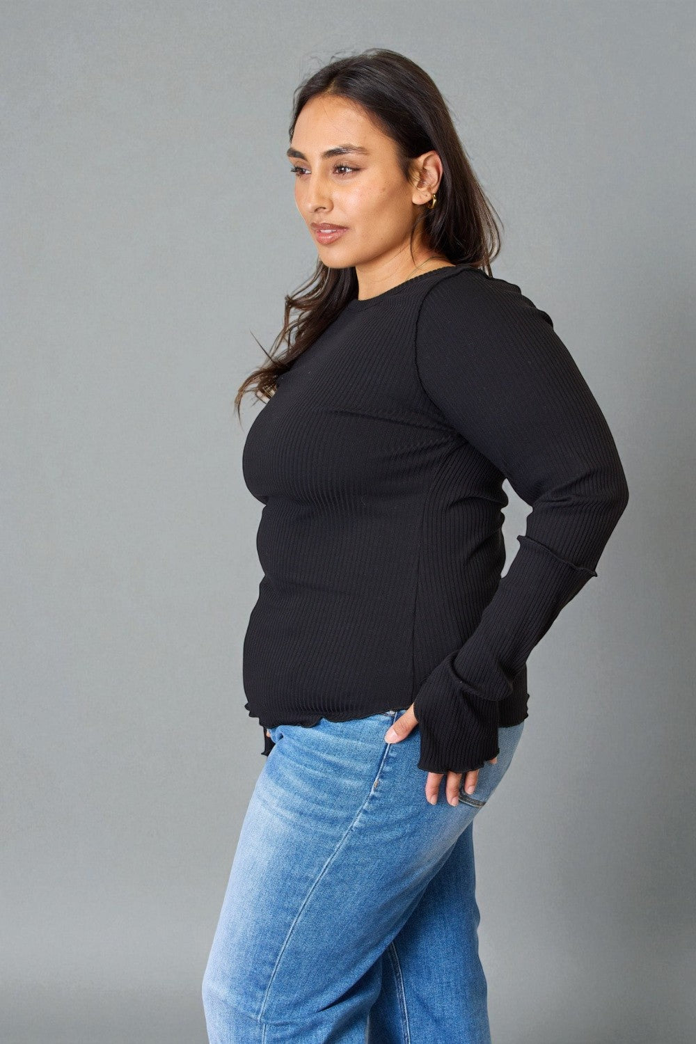 Haut côtelé à manches longues et col rond en noir