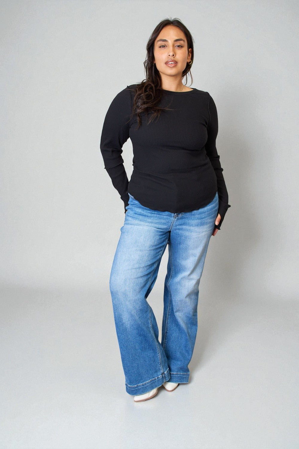 Haut côtelé à manches longues et col rond en noir