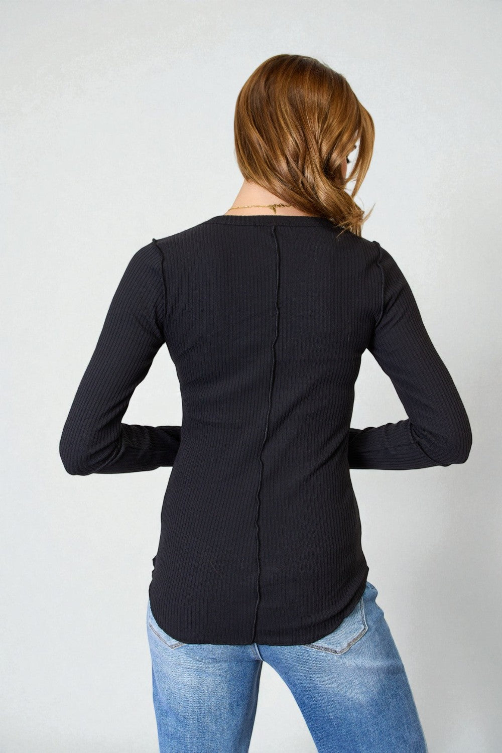 Haut côtelé à manches longues et col rond en noir