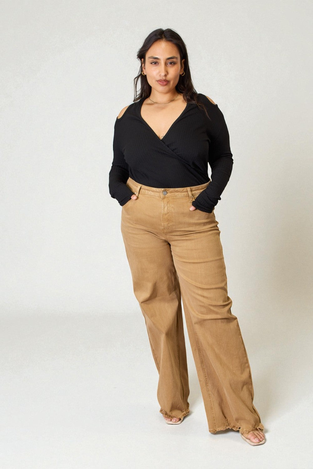 Haut côtelé à épaules dénudées et surplis en noir