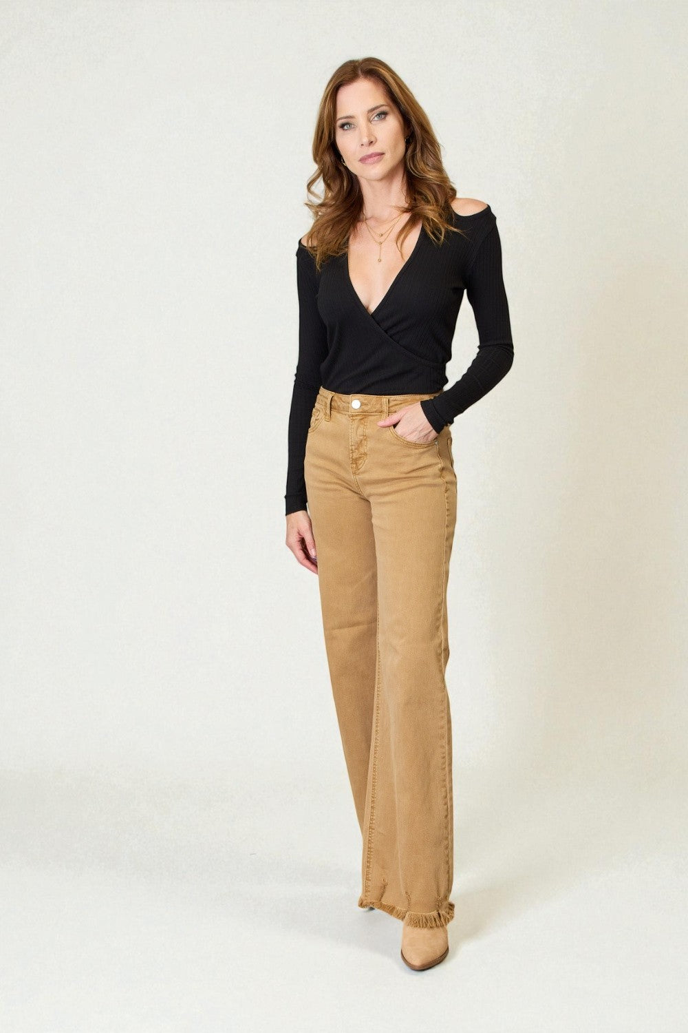 Haut côtelé à épaules dénudées et surplis en noir