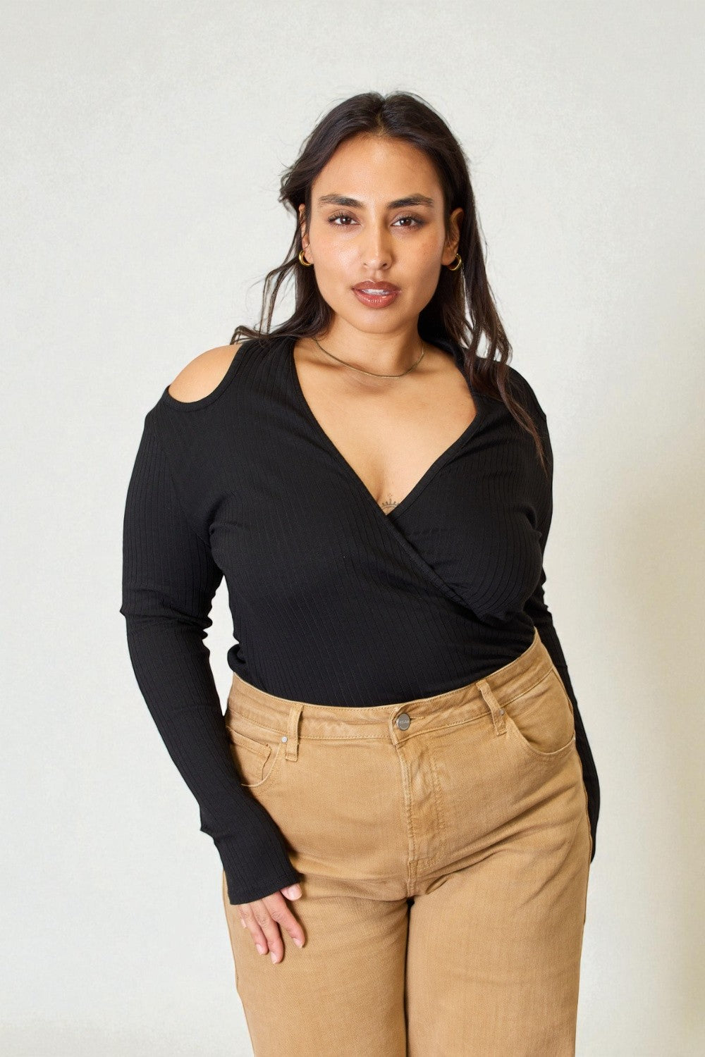 Haut côtelé à épaules dénudées et surplis en noir