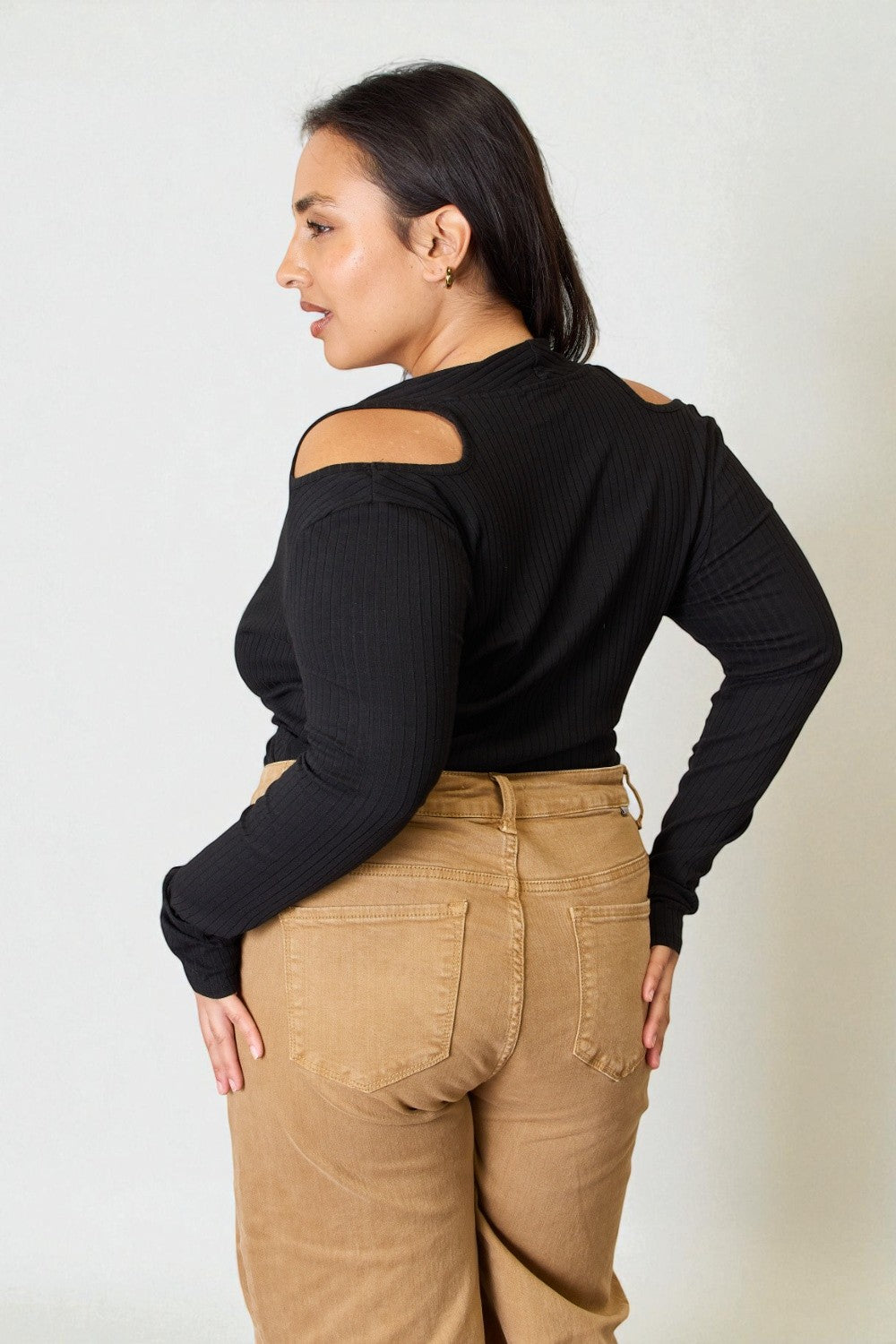Haut côtelé à épaules dénudées et surplis en noir