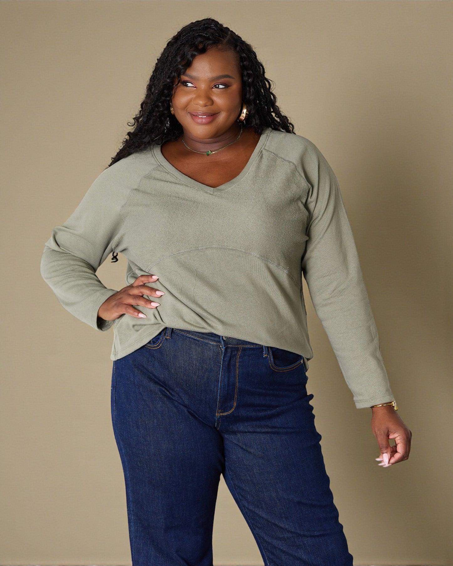 Camiseta de manga larga con cuello en V en color salvia