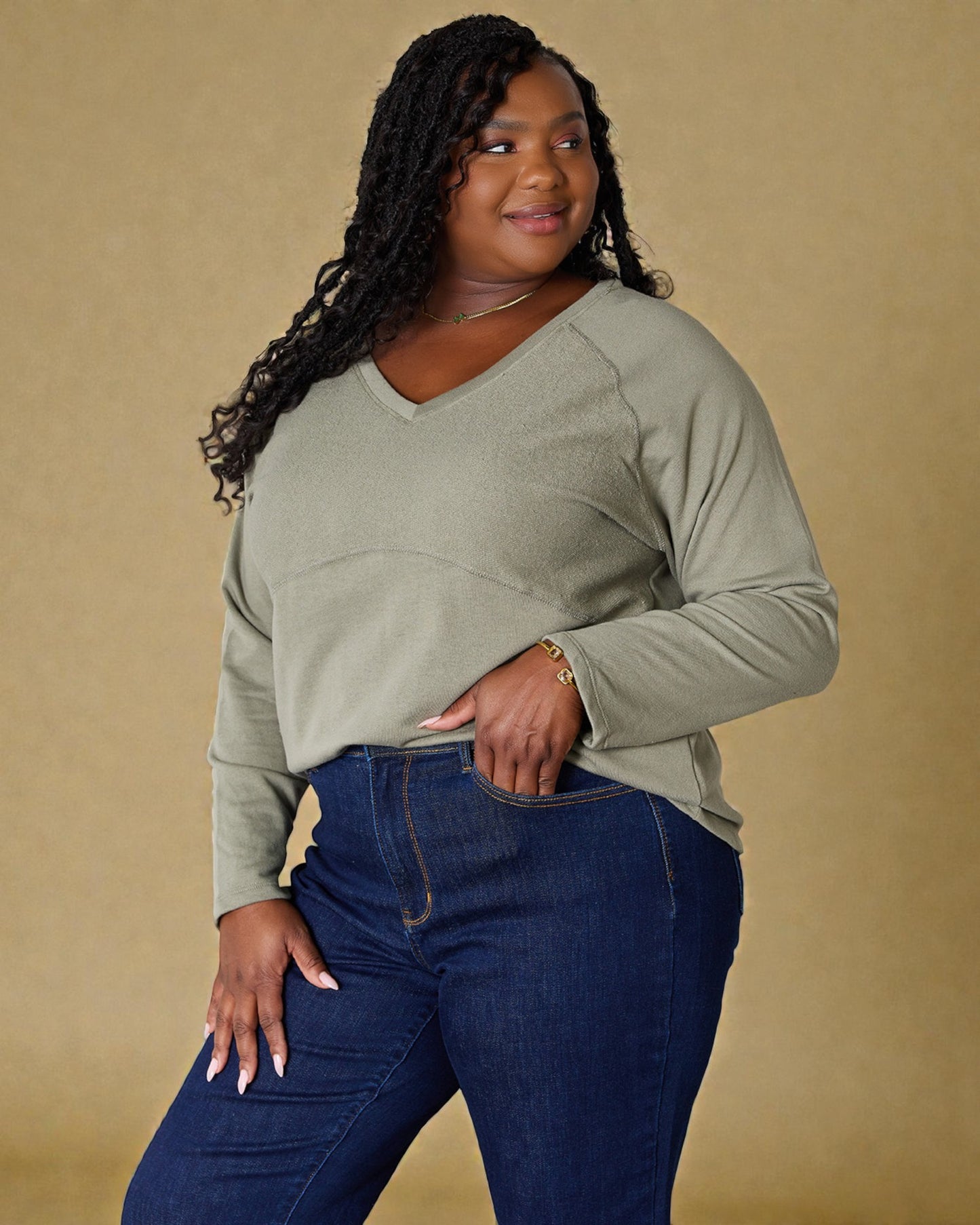 Camiseta de manga larga con cuello en V en color salvia