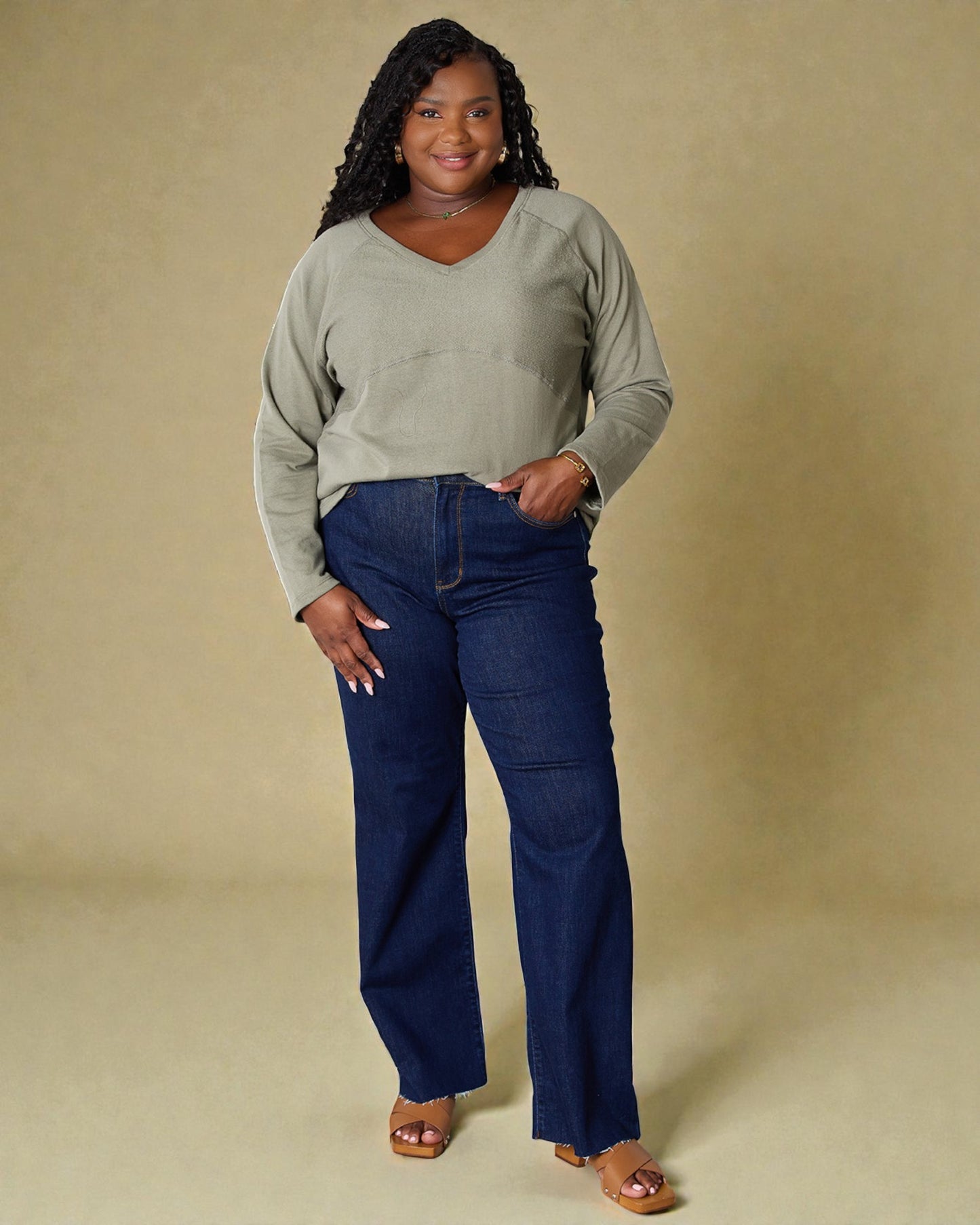 Camiseta de manga larga con cuello en V en color salvia