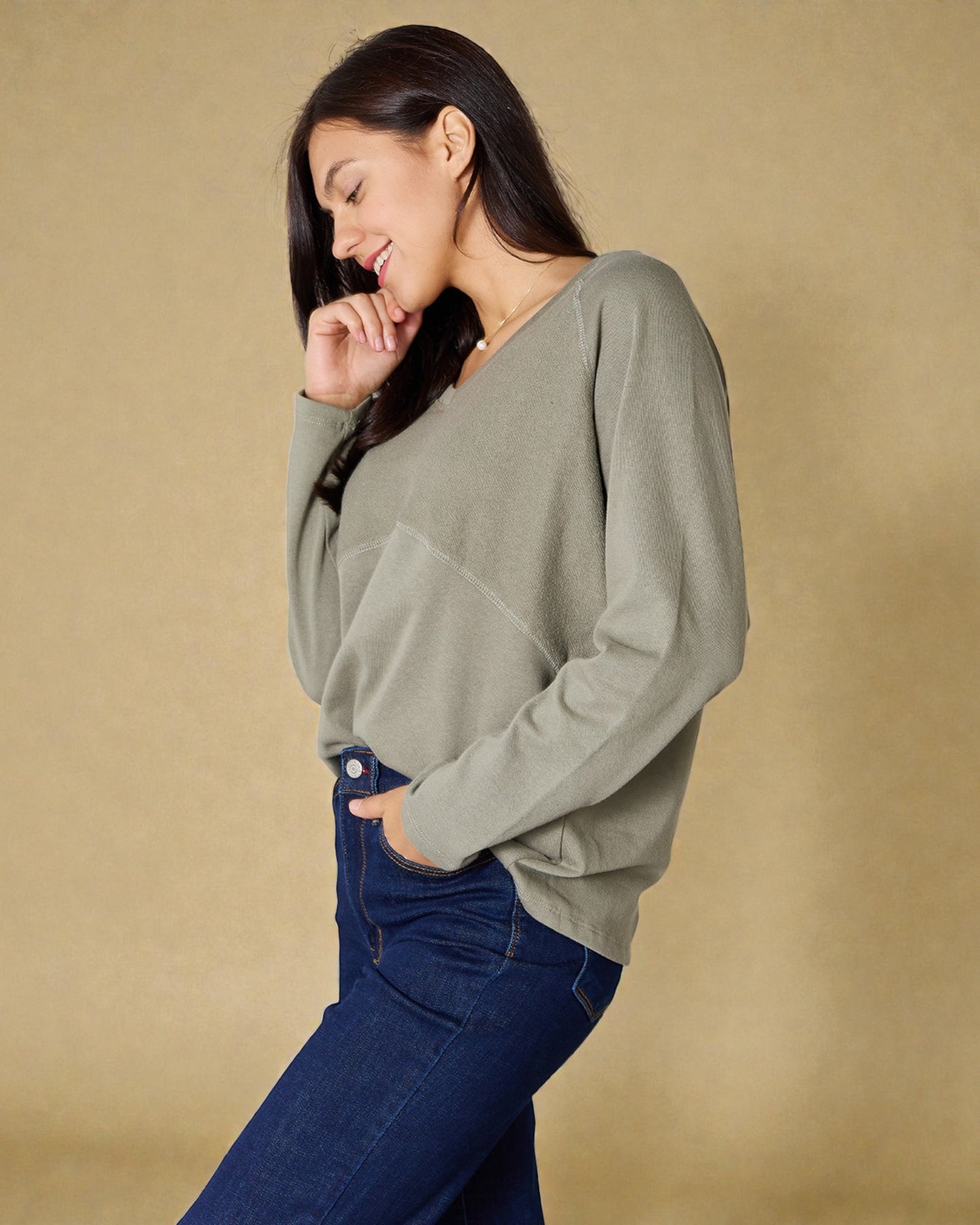 Camiseta de manga larga con cuello en V en color salvia