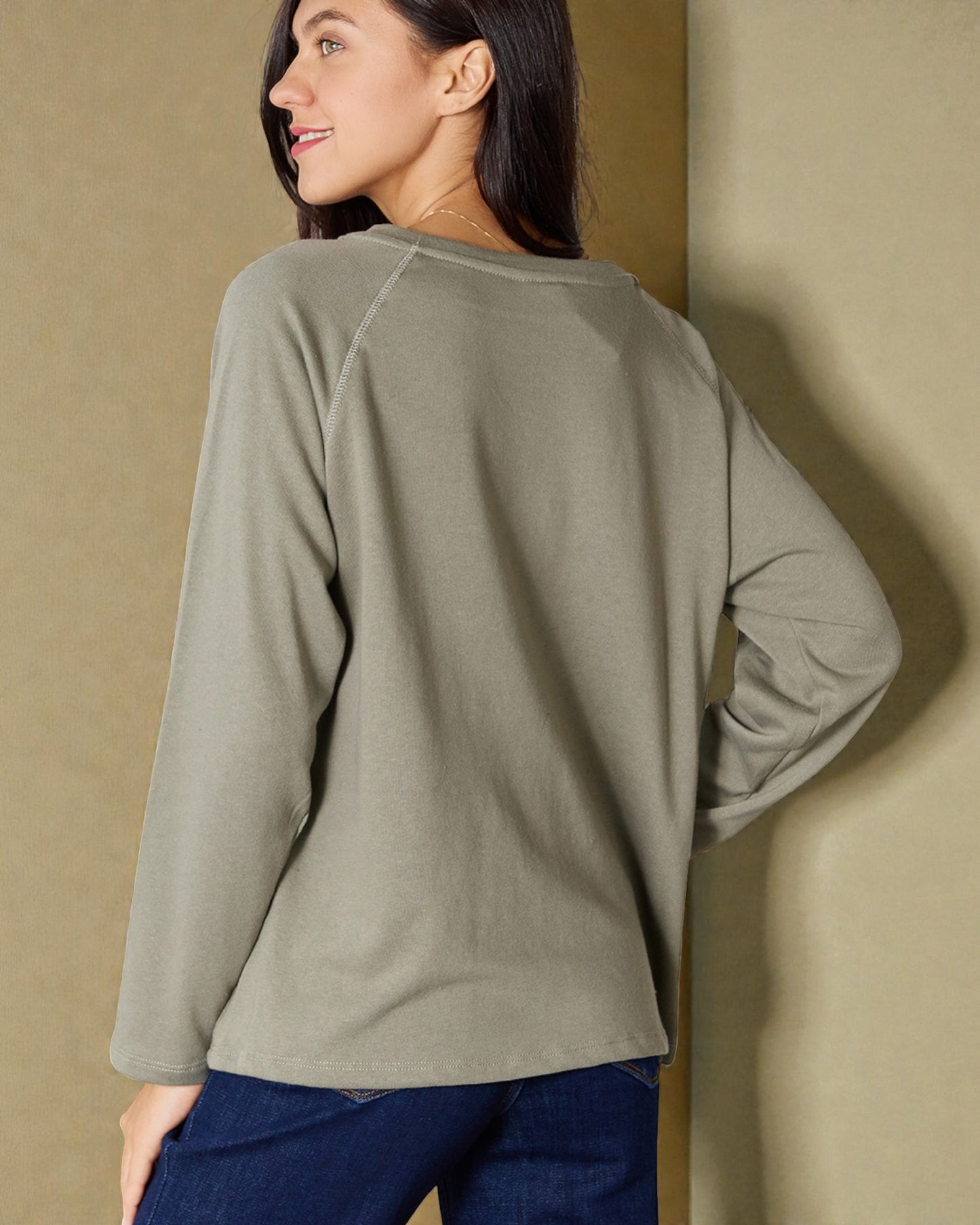 Camiseta de manga larga con cuello en V en color salvia